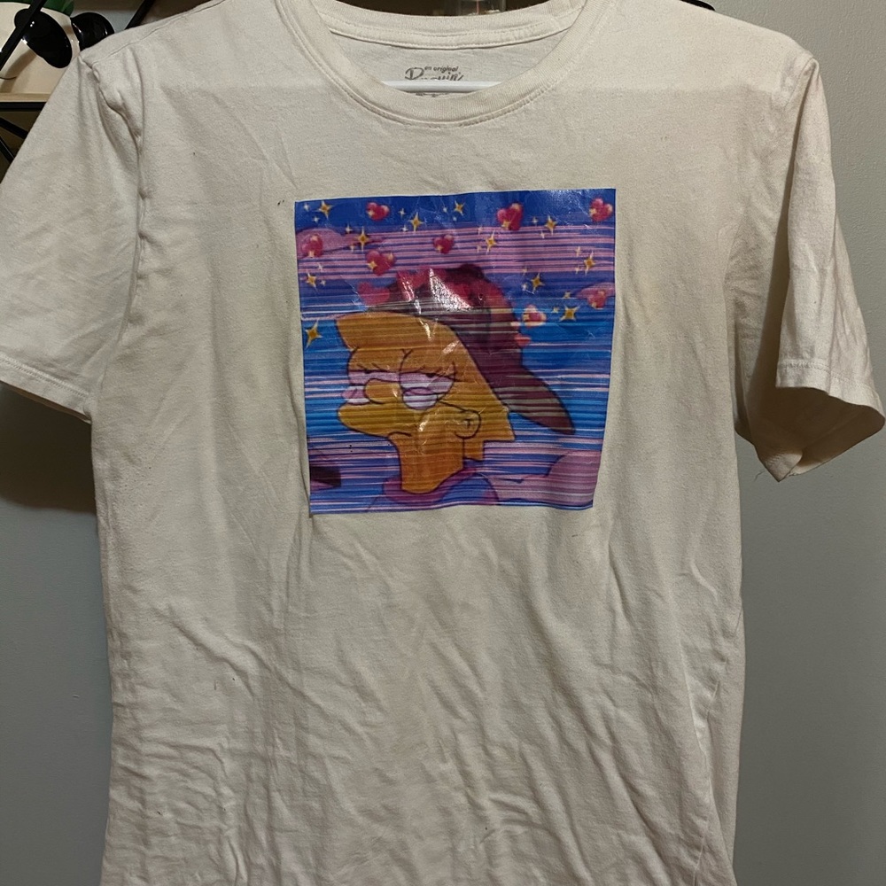 White t-shit with a Lisa picture on it